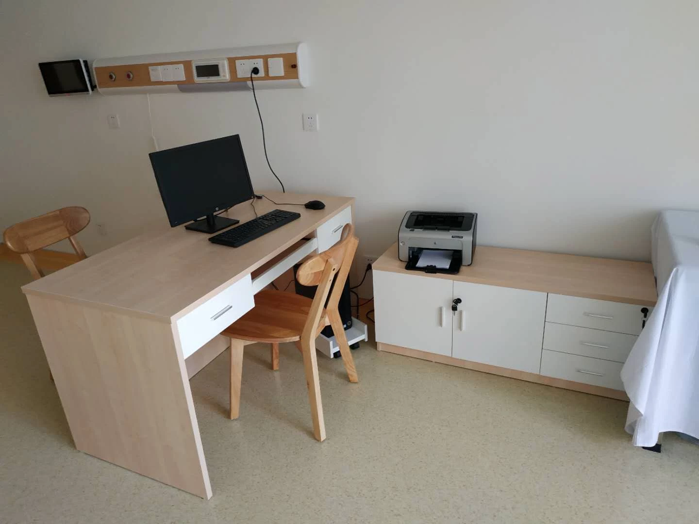 Why Invest in Specialized Medical Desks and Chairs?